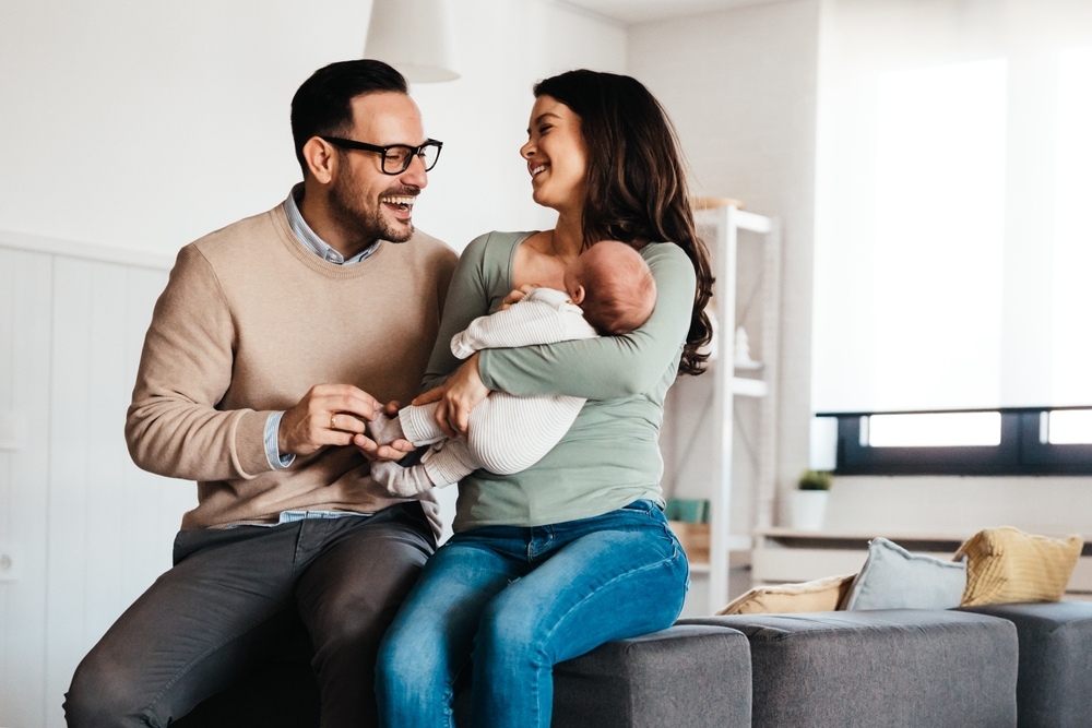 parents with their child and happy to have their baby home before they notice sign of birth injury