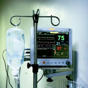 A heart monitor and IV bag in a hospital. A failure to act on worsening trends may result in patients getting injured and staying in the hospital for longer.