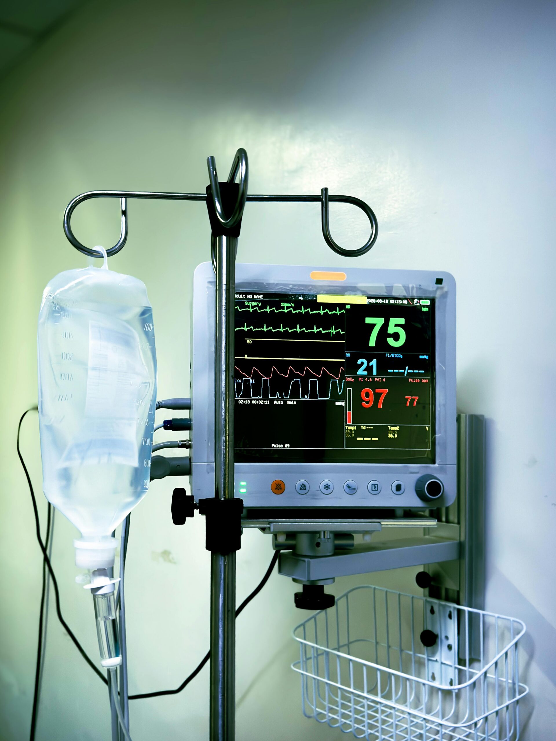 A heart monitor and IV bag in a hospital. A failure to act on worsening trends may result in patients getting injured and staying in the hospital for longer.