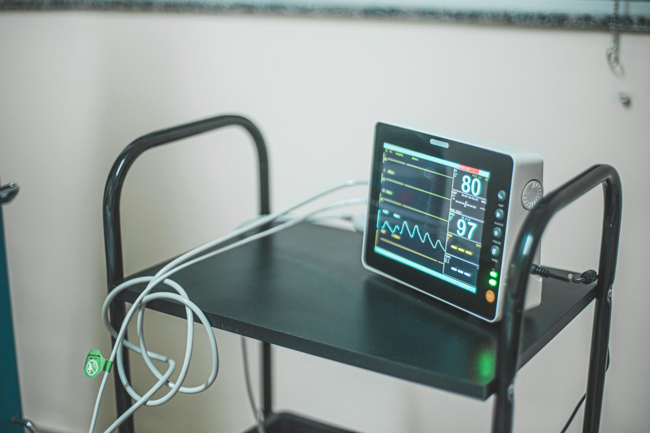 A fetal heart monitor that can be used to detect late decelerations and alert medical staff.