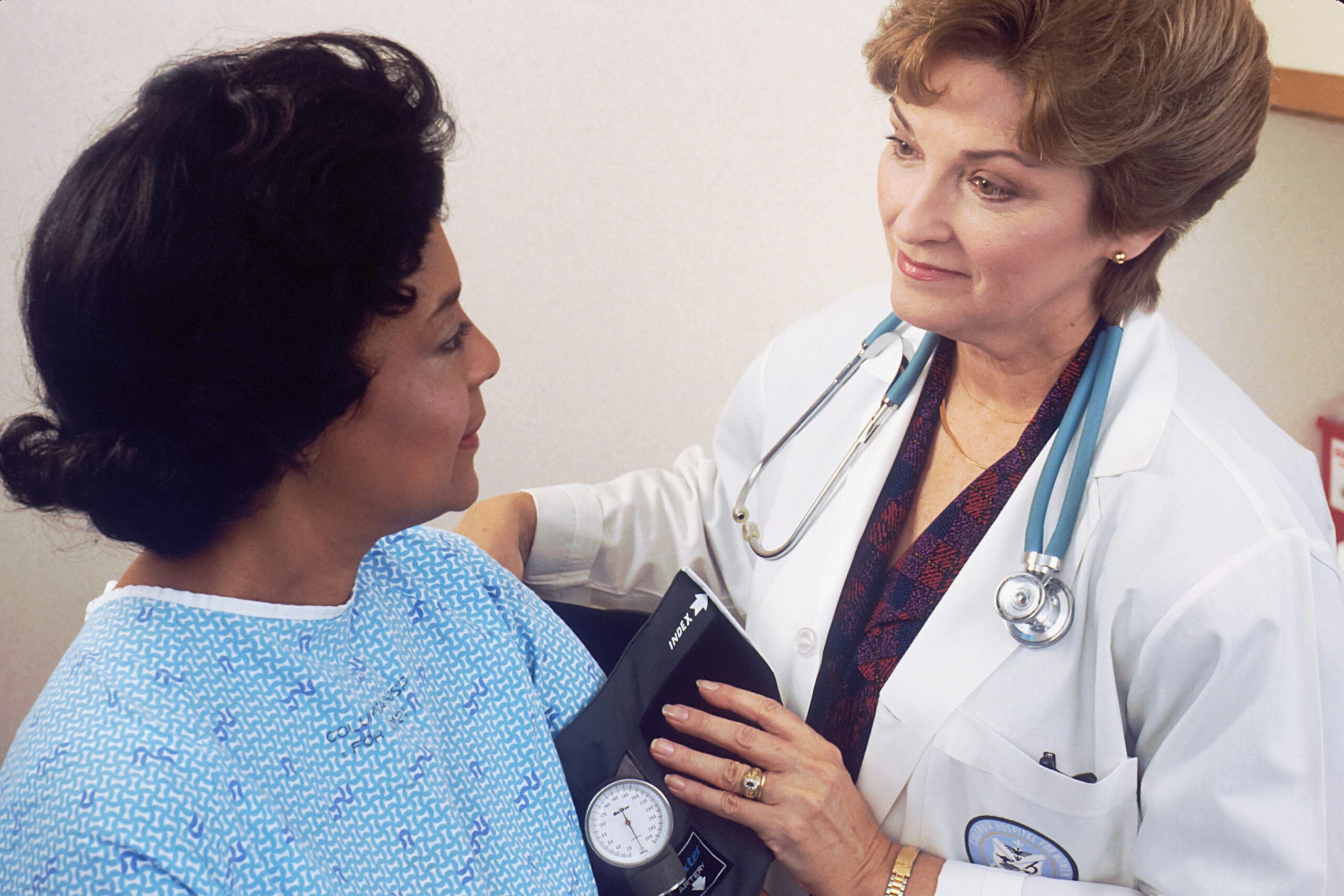 A doctor caring for an older female patient. In medical cases with multi-factor injury, it is essential to consider every avenue of how harm may have occurred.