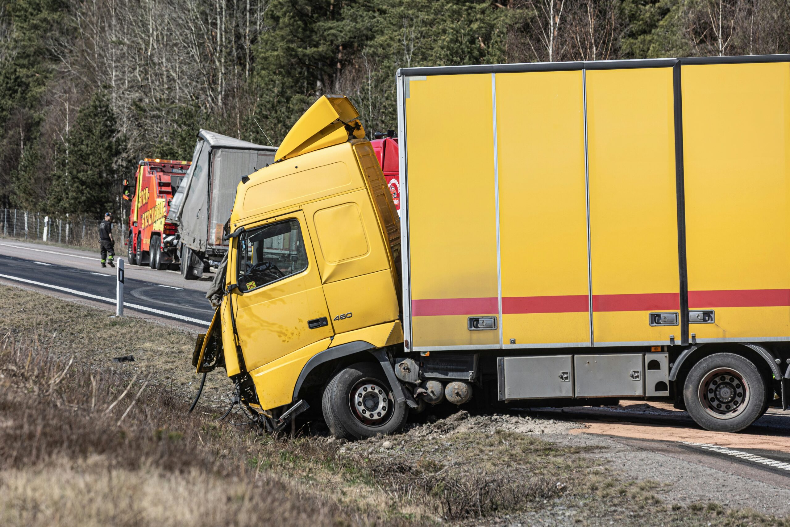 A truck with damages after an accident. In cases like these, patients may arrive to a hospital with initial trauma and then later develop a second injury caused by the earlier injuries.
