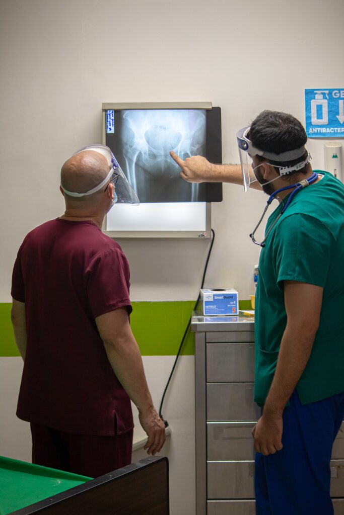 A specialist reviewing an injury. When patients have a delayed specialist consultation, an important window of opportunity for treatment may be missed, leading to injury.